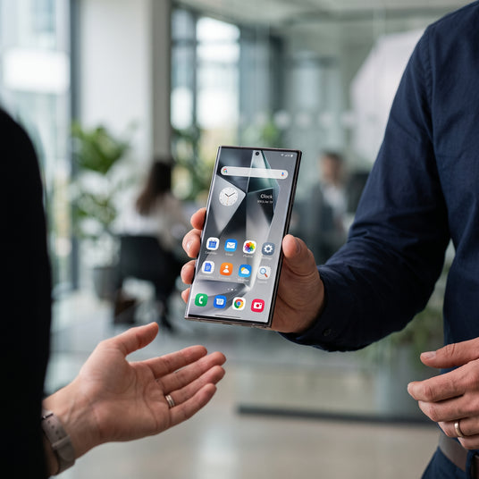 homme tenant smartphone